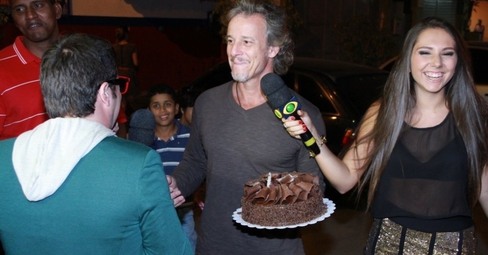 Em seu aniversário, Marcelo Novaes assopra velas de bolo oferecido pelo "Pânico". Vera Holtz também é aniversariante e ambos comemoraram no Clube Parque União Curicica, no Rio de Janeiro (16/8/12)