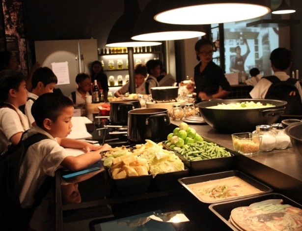 Estudantes visitam a exposição "Delícias Podres: a cultura da comida em conserva", na Tailândia (16/8/12) - Marina Wentzel / BBC Brasil