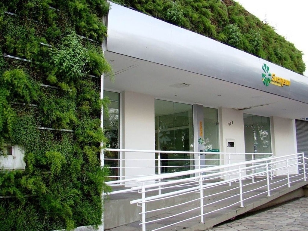 Fachada de agência bancária em Pelotas (RS) utiliza sistema Ecoparede (www.ecotelhado.com.br). O cultivo das plantas ocorre por hidroponia. A ausência de terra, além de tornar a fachada verde mais leve, reduz os esforços com manutenção - Divulgação