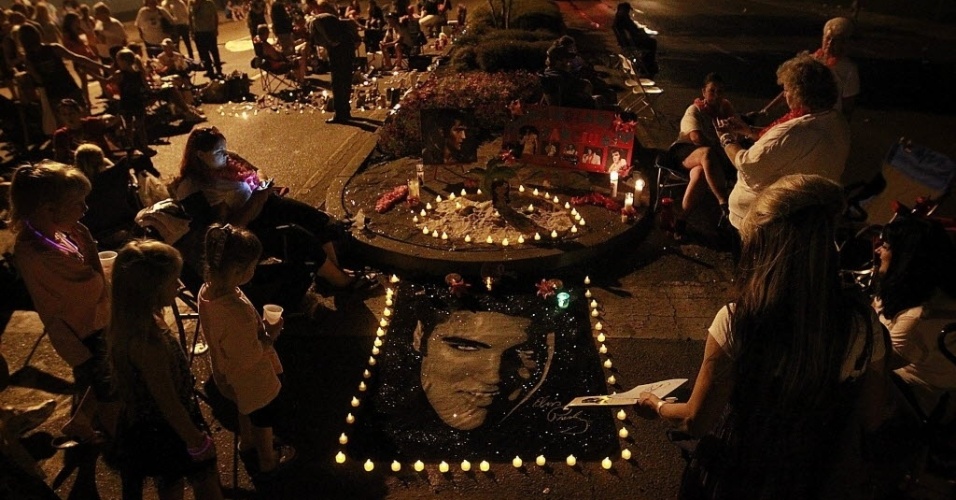 Fãs de Elvis Presley fazem vigília em Memphis, no Tennesse. Pessoas se juntaram em frente à casa onde o rei do rock morou para lembrar o aniversário de 35 anos da morte dele (15/8/12) - Lance Murphy/EFE