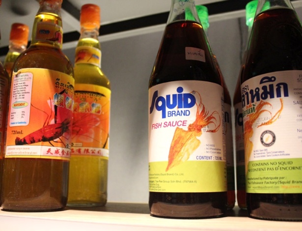Garrafas de molho de peixe na exposição "Delícias Podres: a cultura da comida em conserva", em tradução livre, na Tailândia (16/8/12) - Marina Wentzel / BBC Brasil