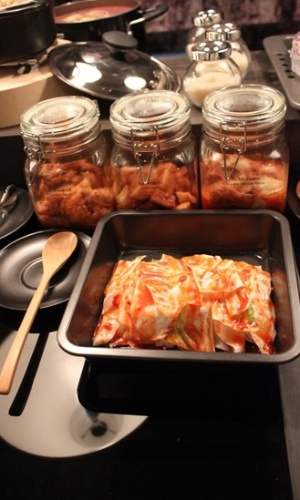 Imagem de Kimchi, prato fermentado típico da Coréia, é exibido na exposição "Delícias Podres: a cultura da comida em conserva", na Tailândia (16/8/12) - Marina Wentzel / BBC Brasil