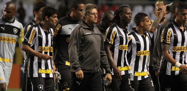 Jogadores do Botafogo deixaram o gramado ao lado do técnico Oswaldo  - Fernando Maia/UOL
