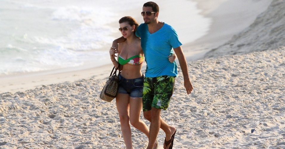 Latino aproveitou o dia para caminhar pela praia acompanhado da namorada, Rayanne Morais (16/8/12)