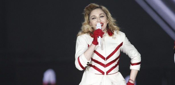 Madonna fala com os fãs durante show em Oslo, Noruega (15/8/12) - AFP PHOTO / SCANPIX NORWAY / Fredrik Varfjell