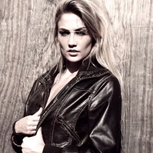 Megan Rossee namora Michael Phelps desde fevereiro de 2012, depois que o casal se conheceu em um bar de Las Vegas, mas o relacionamento só se tornou público durante os Jogos de Londres-2012 - Divulgação