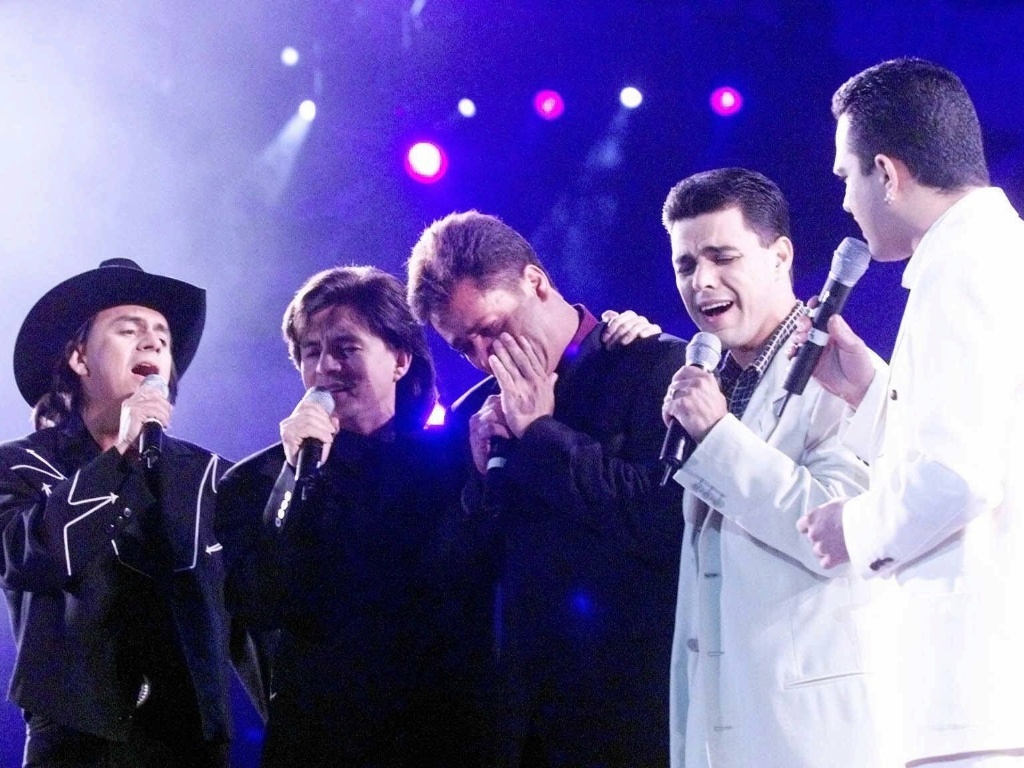O cantor Leonardo se emociona durante o show "Coração Brasileiro" no estádio Parc des Princes, em Paris, ao lado de Chitãozinho, Xororó, Zezé Di Camargo e Luciano - Eduardo Knapp/Folha Imagem
