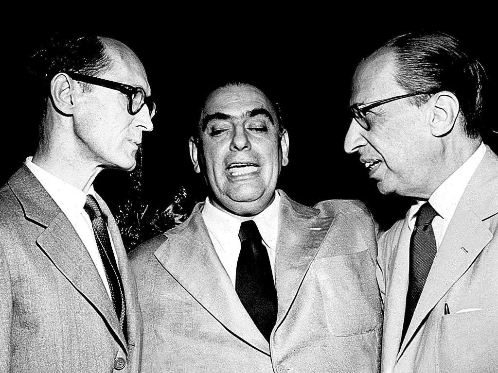 O escritor Carlos Drummond de Andrade (da esq. para dir.), o editor José Olympio e o escritor Manuel Bandeira - Divulgação