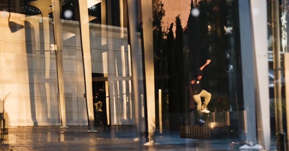 O fotógrafo Renato Custodio mostra a partir deste sábado (18/8/2012), na galeria Logo, em São Paulo, fotos em que registra a interação do skate com a diversas cidades. O trabalho dele ficará exposto por uma semana - Renato Custodio/Divulgação