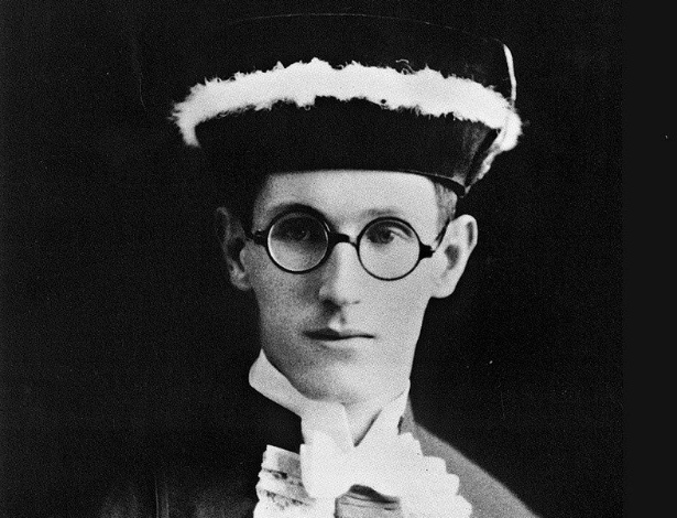 O poeta Carlos Drummond de Andrade (1902-1987) ao receber o diploma de farmacêutico, profissão a qual ele não exerceu - Reprodução