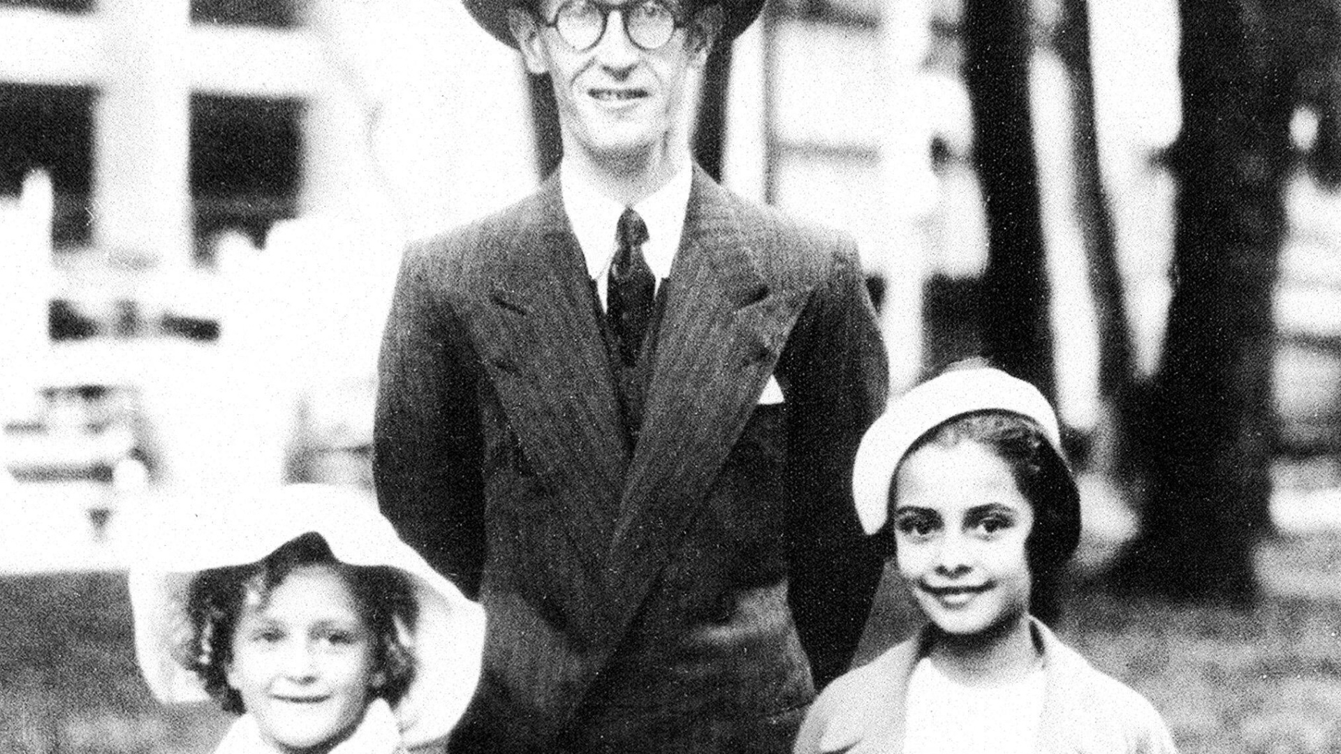 O poeta Carlos Drummond de Andrade (1902-1987) com sua filha Maria Julieta (à esq.) e uma amiga, em 1935, no Rio de Janeiro - Reprodução