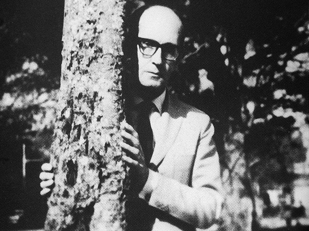 O poeta Carlos Drummond de Andrade (1902-1987) em fotografia da década de 50 - Reprodução