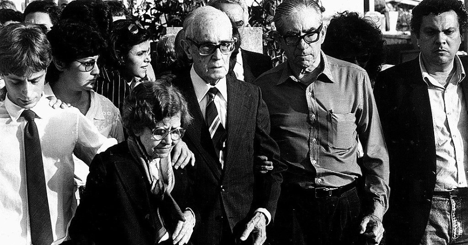 O poeta Carlos Drummond de Andrade (centro) no enterro da única filha, Maria Julieta  - Marcos Vinício/Folhapress