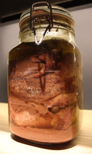 Pote do Pla-Ra em exposição no "Delícias Podres: a cultura da comida em conserva", na Tailândia (16/8/12) - Marina Wentzel / BBC Brasil