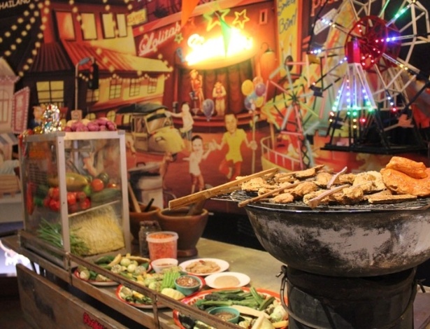 Replica de carrocinha na exposição "Delícias Podres: a cultura da comida em conserva", na Tailândia (16/8/12) - Marina Wentzel / BBC Brasil