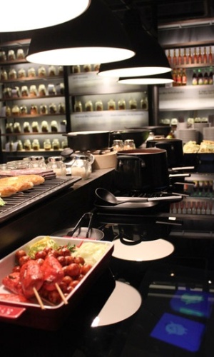 Réplica de uma cozinha na exposição "Delícias Podres: a cultura da comida em conserva", em tradução livre, na Tailândia (16/8/12) - Marina Wentzel / BBC Brasil