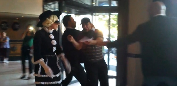Segurança de Lady Gaga derruba fã na Romênia