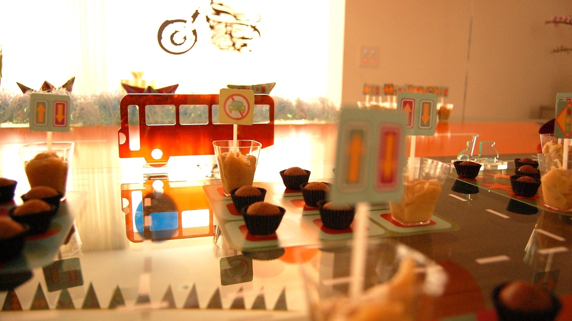 tema de meios de transporte, mesa, aniversário, decoração, caraminholando, detalhe - Juliana Borges e Soraya Montanheiro