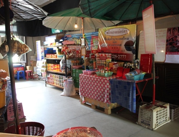 Uma exposição na Tailândia intitulada "Delícias Podres: a cultura da comida em conserva", em tradução livre, revela o processo de tempero e fermentação de ingredientes populares nas receitas da Ásia (16/8/12) - Marina Wentzel / BBC Brasil