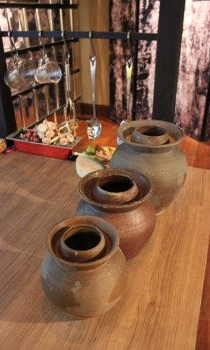 Uma exposição na Tailândia intitulada "Delícias Podres: a cultura da comida em conserva", em tradução livre, revela o processo de tempero e fermentação de ingredientes populares nas receitas da Ásia (16/8/12) - Marina Wentzel / BBC Brasil