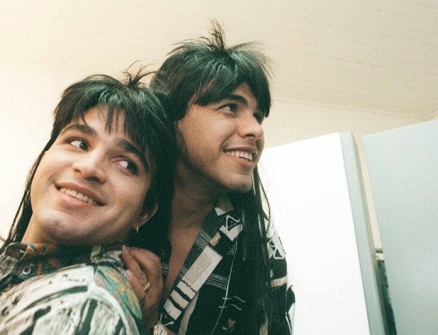 Zezé Di Camargo e o irmão Luciano durante gravação de um comercial em São Paulo (1996) - Eduardo Knapp/Folha Imagem