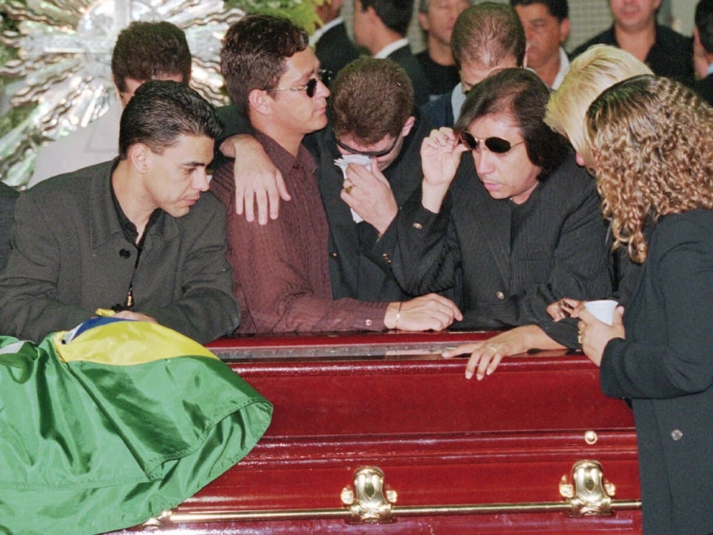  Zezé Di Camargo no velório do cantor sertanejo Leandro (1998) - Sérgio Lima/Folha Imagem
