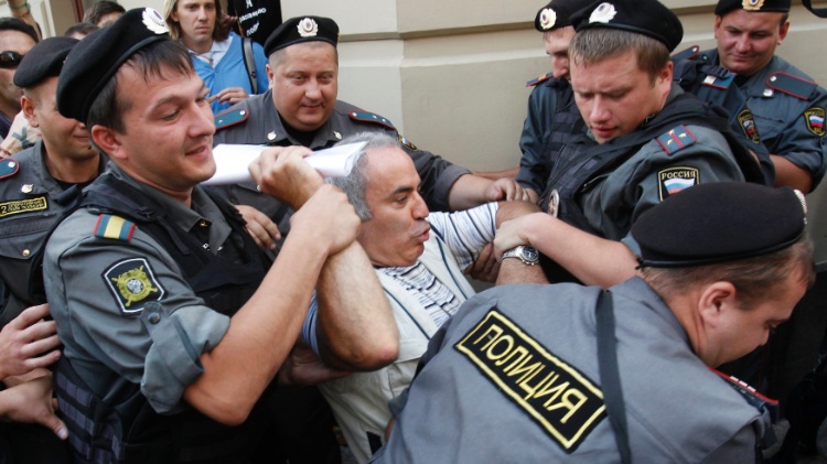 O ex-campeão mundial de xadrez e líder da oposição russa, Garry Kasparov, é detido pela polícia russa em frente a um tribunal de Moscou, por protestar contra a condenação de três integrantes do Pussy Riot