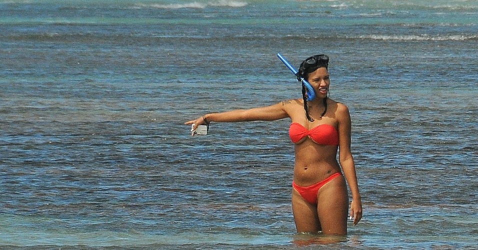A ex-BBB Ariadna curtiu praia em Maceió, Alagoas (17/8/12). A transexual estava acompanhada do namorado, o italiano Gabriele Benedetti