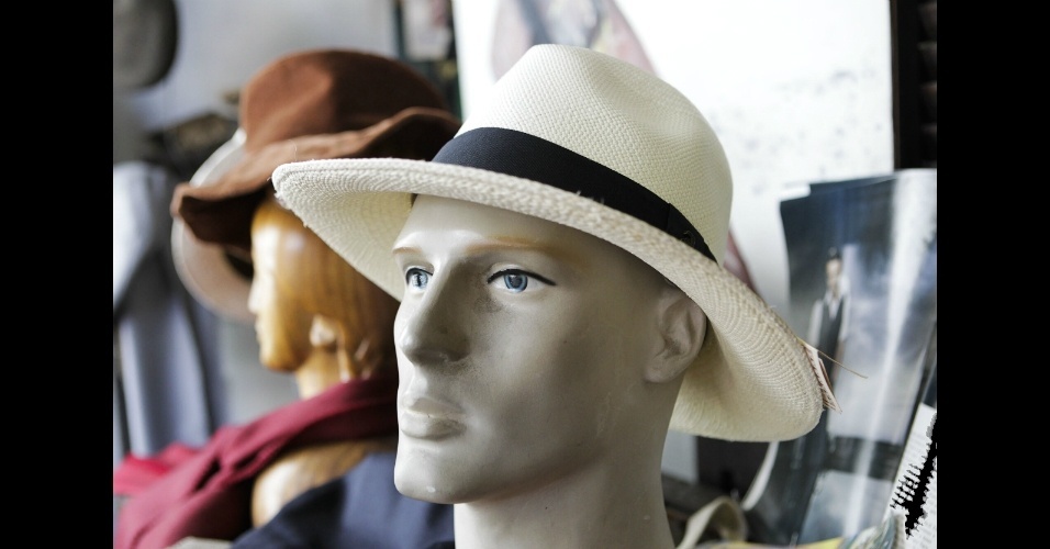 Chapéu panamá clássico em manequim na loja Plas. O modelo é considerado um dos mais versáteis pelos chapeleiros  - Fernando Donasci/UOL 