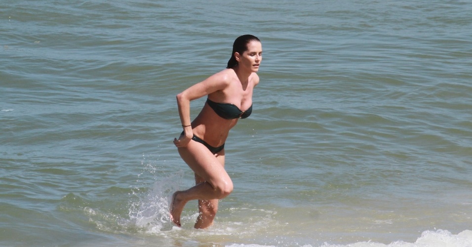 De biquíni tomara que caia, Deborah Secco curtiu praia na Barra da Tijuca, zona oeste do Rio (17/8/12)