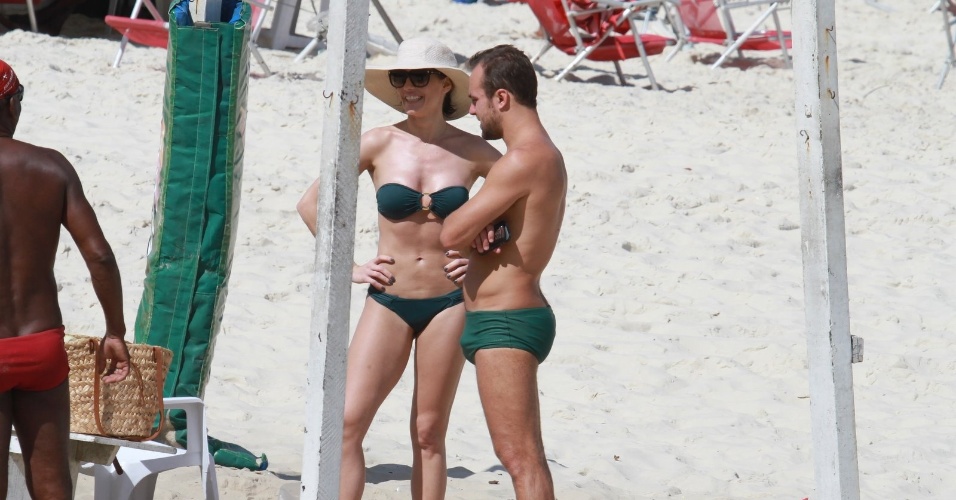 De biquíni tomara que caia, Deborah Secco curtiu praia na Barra da Tijuca, zona oeste do Rio (17/8/12). A atriz estava acompanhada do marido, o jogador de futebol Roger Flores