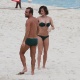 De biquíni tomara que caia, Deborah Secco curtiu praia na Barra da Tijuca, zona oeste do Rio (17/8/12). A atriz estava acompanhada do marido, o jogador de futebol Roger Flores - AgNews