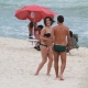 De biquíni tomara que caia, Deborah Secco curtiu praia na Barra da Tijuca, zona oeste do Rio (17/8/12). A atriz estava acompanhada do marido, o jogador de futebol Roger Flores - AgNews