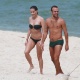 De biquíni tomara que caia, Deborah Secco curtiu praia na Barra da Tijuca, zona oeste do Rio (17/8/12). A atriz estava acompanhada do marido, o jogador de futebol Roger Flores - AgNews