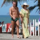 Deborah Secco e Roger Flores deixam a praia, no Rio (17/8/12) - AgNews
