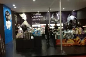 Estande da Íntrinseca na Bienal: editora precisou imprimir mais 150 mil unidades de "Cinquenta Tons de Cinza" para atender à demanda no Brasil (9/8/12) - Guilherme Solari/UOL