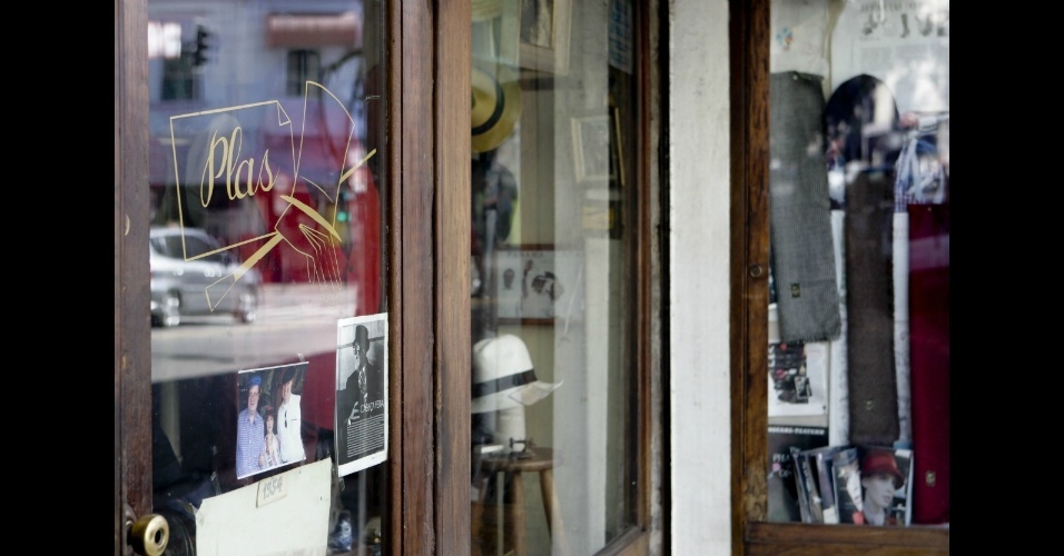 Fachada da loja fundada pelo francês radicado em São Paulo Maurice Plas. O local é especializado em chapéus, mas também faz ternos, coletes e camisas sob encomenda  - Fernando Donasci/UOL 