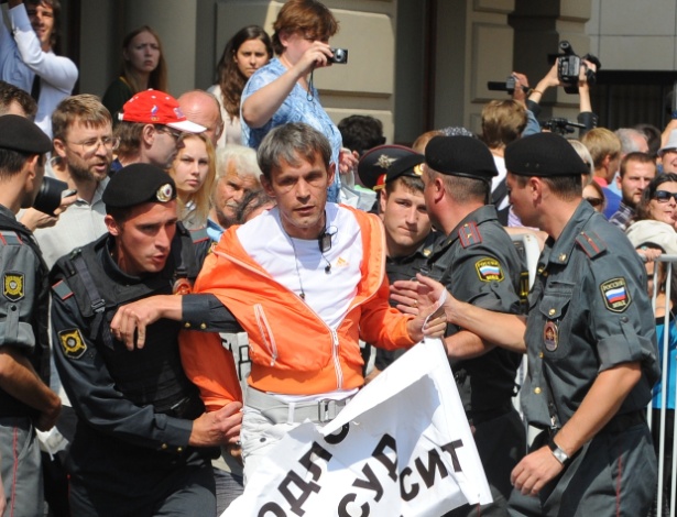 Manifestante pró-Pussy Riot é detido pela polícia em frente a um tribunal de Moscou (17/8/12) - AFP PHOTO / ALEXANDER MOROZOV