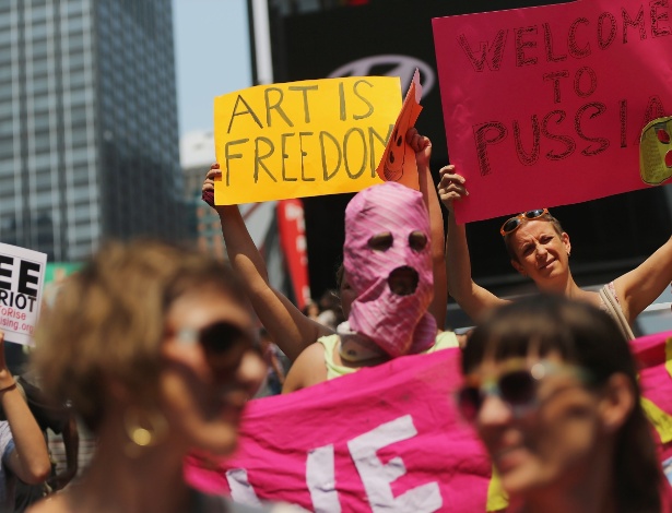 Manifestantes prestam solidariedade à banda Pussy Riot na Times Square, em Nova York (17/8/2012) - Mario Tama/Getty Images/AFP