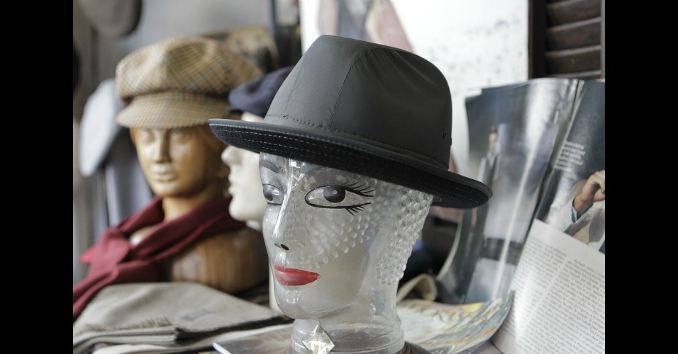 Modelo fedora em tecido na loja Plas, em São Paulo  - Fernando Donasci/UOL 