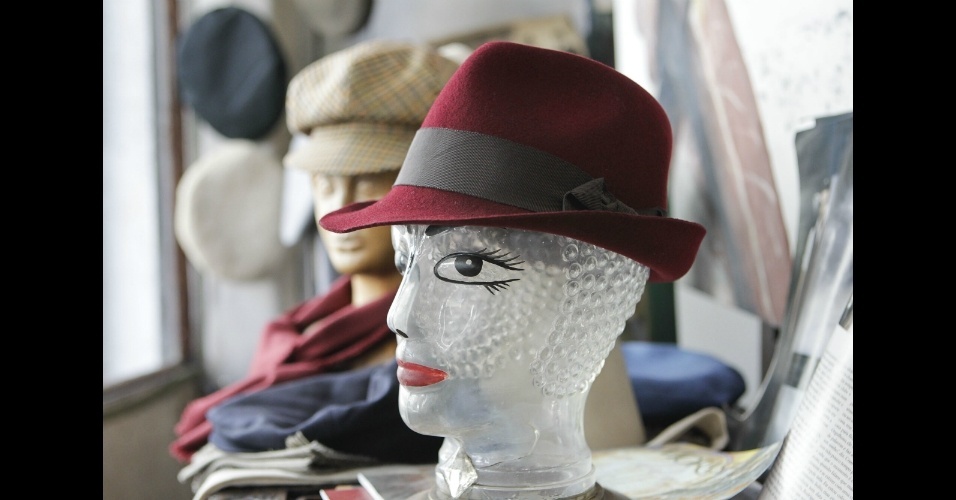 Modelo feminino trilby, cuja aba é bem inclinada na parte da frente e tem uma pequena dobra na parte de trás. O nome do chapéu vem do romance homônimo de 1894 do escritor George du Maurier - em uma adaptação da trama para o teatro a protagonista usou um modelo neste estilo - Fernando Donasci/UOL 