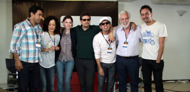 O ator Irandhir Santos (dir.) e a equipe do filme "O Som ao Redor", formada pelo diretor Kleber Mendonça Filho (no centro, de verde), os atores W.J. Solha,  Albert Tenório, Lula Terra, a atriz Maeve Jinlings e a produtora Emilie Lesclaux - Foto Rio News