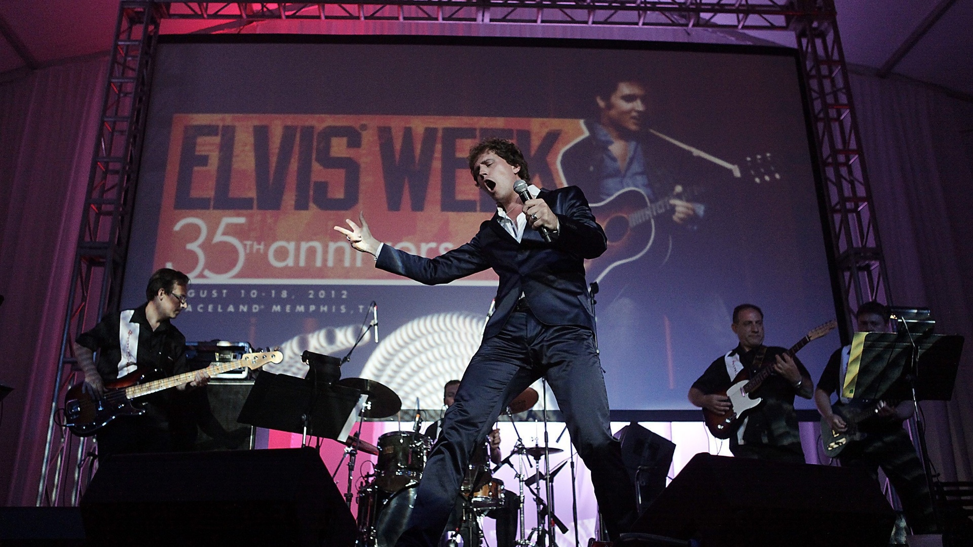 O cantor holandês Bouke Scholten apresenta sucessos de Elvis Presley em evento que lembra os 35 anos da morte do rei do rock, em Graceland, Memphis, EUA (16/8/12) - Lance Murphey/EFE