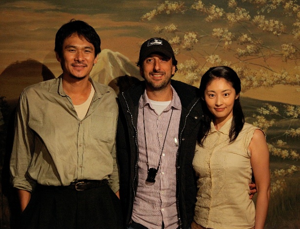 Os atores Tsuyoshi Ihara e Takako Tokiwa e o diretor Vicente Amorim (centro) nos bastidores de "Corações Sujos" - Divulgação