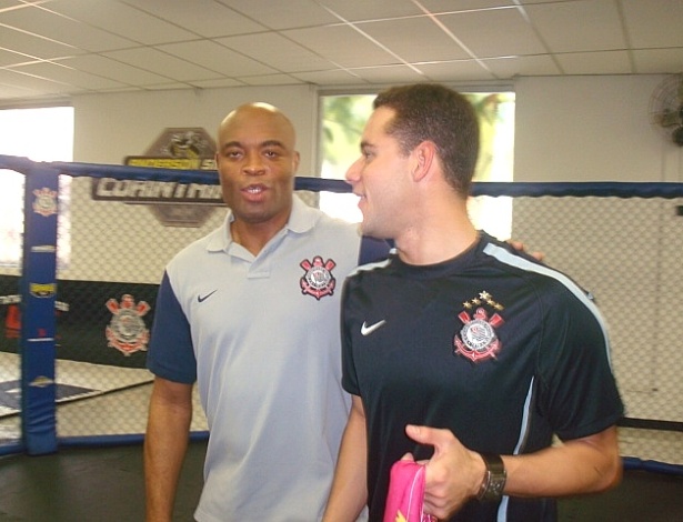 Thiago Pereira e Anderson Silva em encontro na inauguração da academia do Corinthians, em 2011