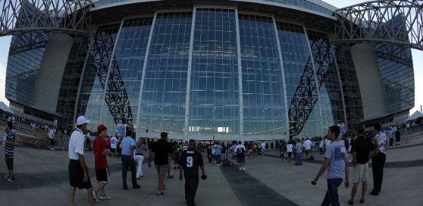 Vista do Cowboys Stadium: banco preto no lado de fora do estádio queimou torcedora - Ronald Martinez/Getty Images