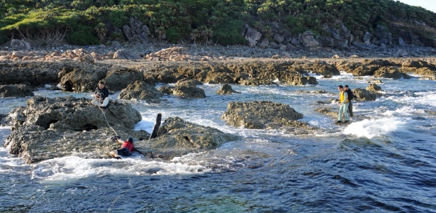 Às 7h40 no horário local, o presidente da associação Gambare Nippon, Satoru Mizushima, saltou na água com uma corda e nadou até Uotsurijima, principal ilha do pequeno arquipélago