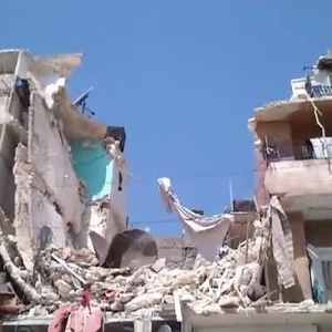 Imagem de vídeo mostra estragos em edifício residencial após ataques aéreos das forças sírias contra Aleppo