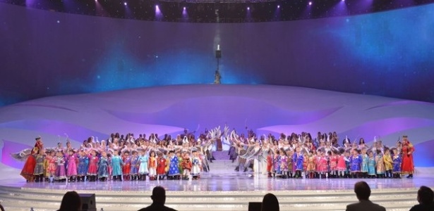 18.ago.2012 - Misses desfilam no palco do Miss Mundo 2012, na manhã deste sábado (18), em Ordos, na China - Reprodução/Facebook Miss World