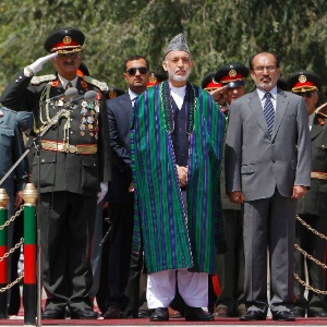 Determinação do presidente do Afeganistão, Hamid Karzai (centro), em tornar importante aliado, Asadullah Khalid, seu próximo chefe de inteligência divide opiniões entre autoridades ocidentais - Omar Sobhani/Reuters